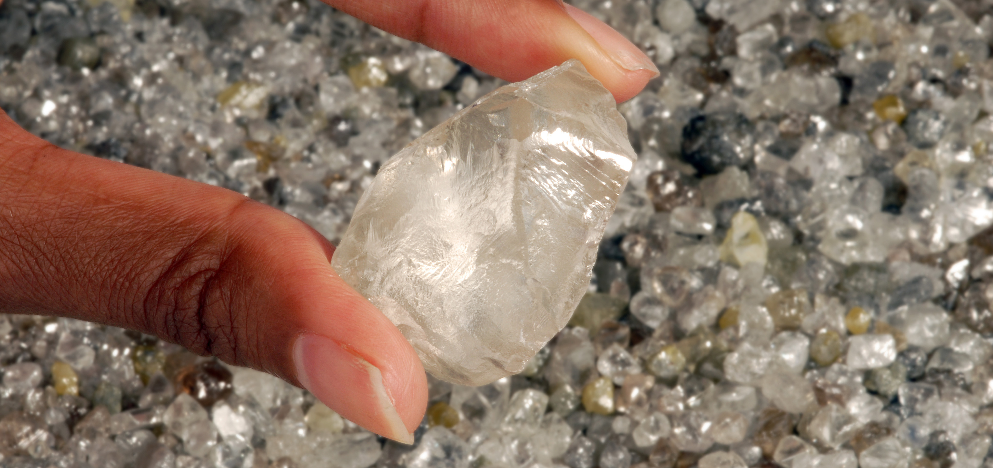 Как выглядит катнеп. Алмаз неограненный камень. Алмаз минерал необработанный. Алмаз в природе неограненный.